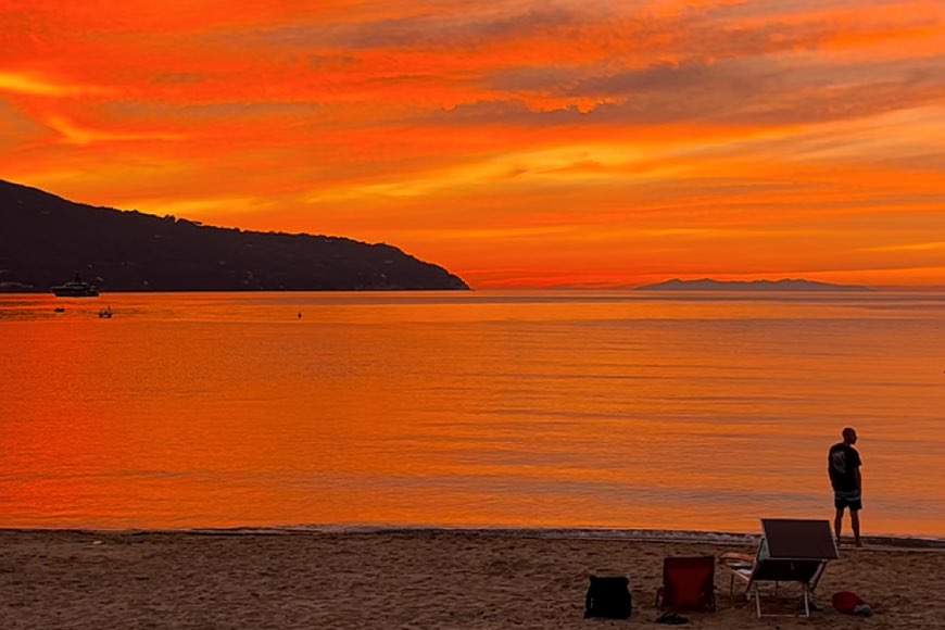 I colori della sera nel golfo di Procchio